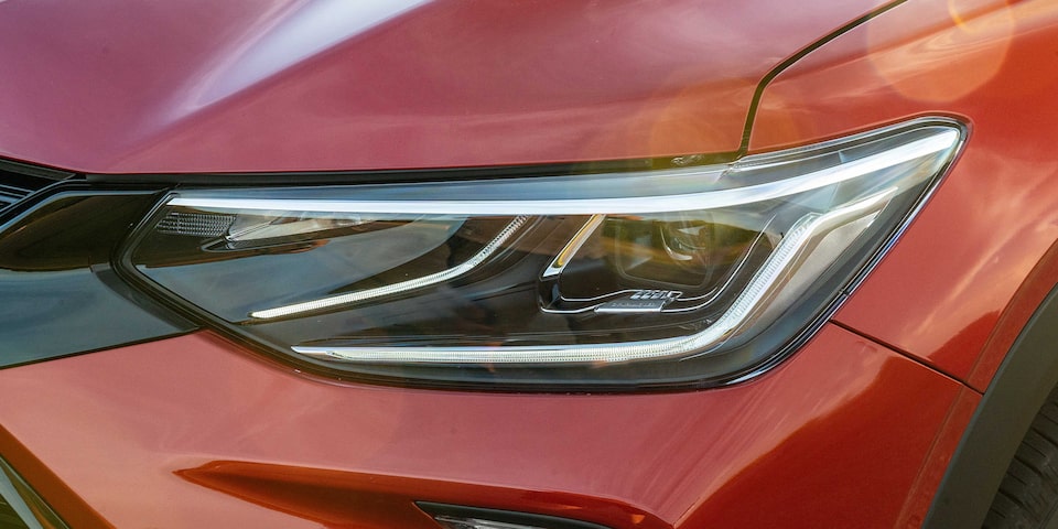 Detalle de los faros LED delanteros de la Chevrolet Tracker 2025 que ofrecen mayor visibilidad y un diseño elegante