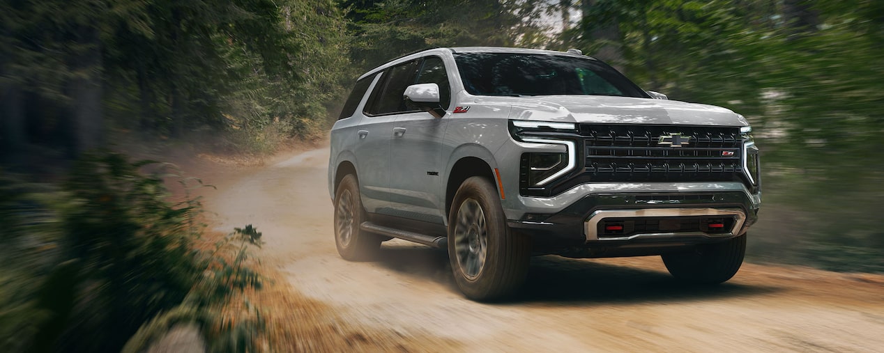 Chevrolet Tahoe andando a toda velocidad por un sendero en el bosque.