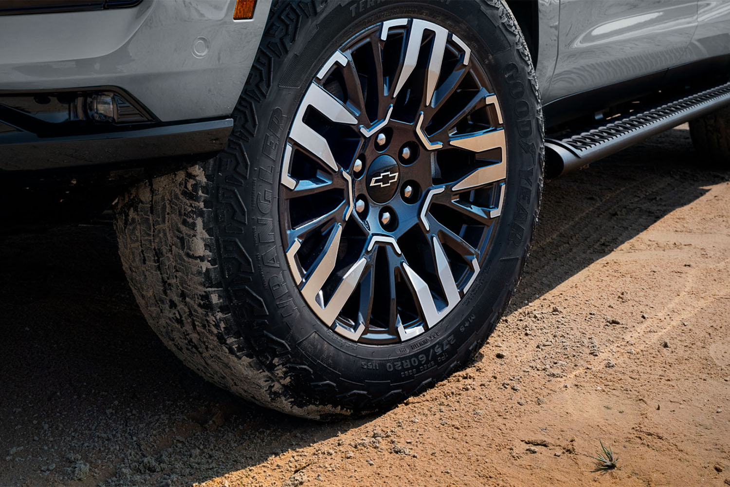 Imagen en detalle de la llanta delantera izquierda de la Chevrolet Tahoe.