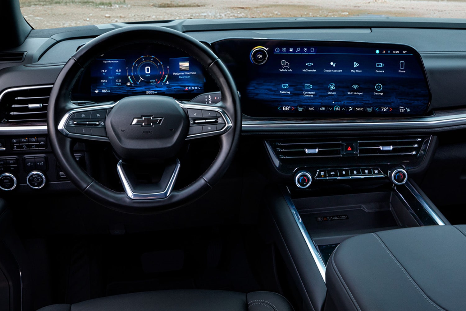 Imagen del interior de la Chevreolet Tahoe, mostrando el volante, controles y pantalla digital central. 