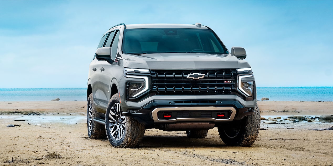 Chevrolet Tahoe estacionado en la arena, con el mar de fondo.