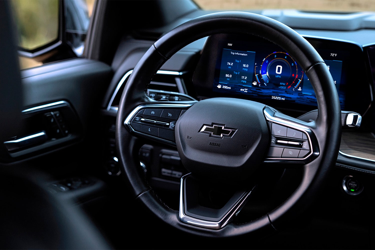 Vista en detalle del volante de la Chevrolet Tahoe y sus diferentes controles. 