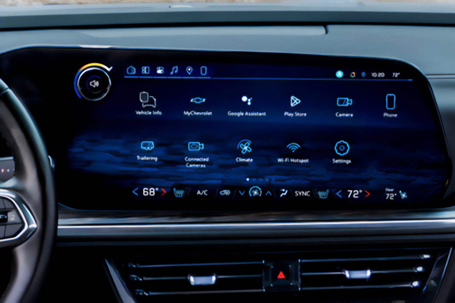 Vista en detalle de la pantalla digital central de la Chevrolet Tahoe y sus diferentes funciones como conectividad inteligente, navegación en tiempo real y control por voz integrado.​​