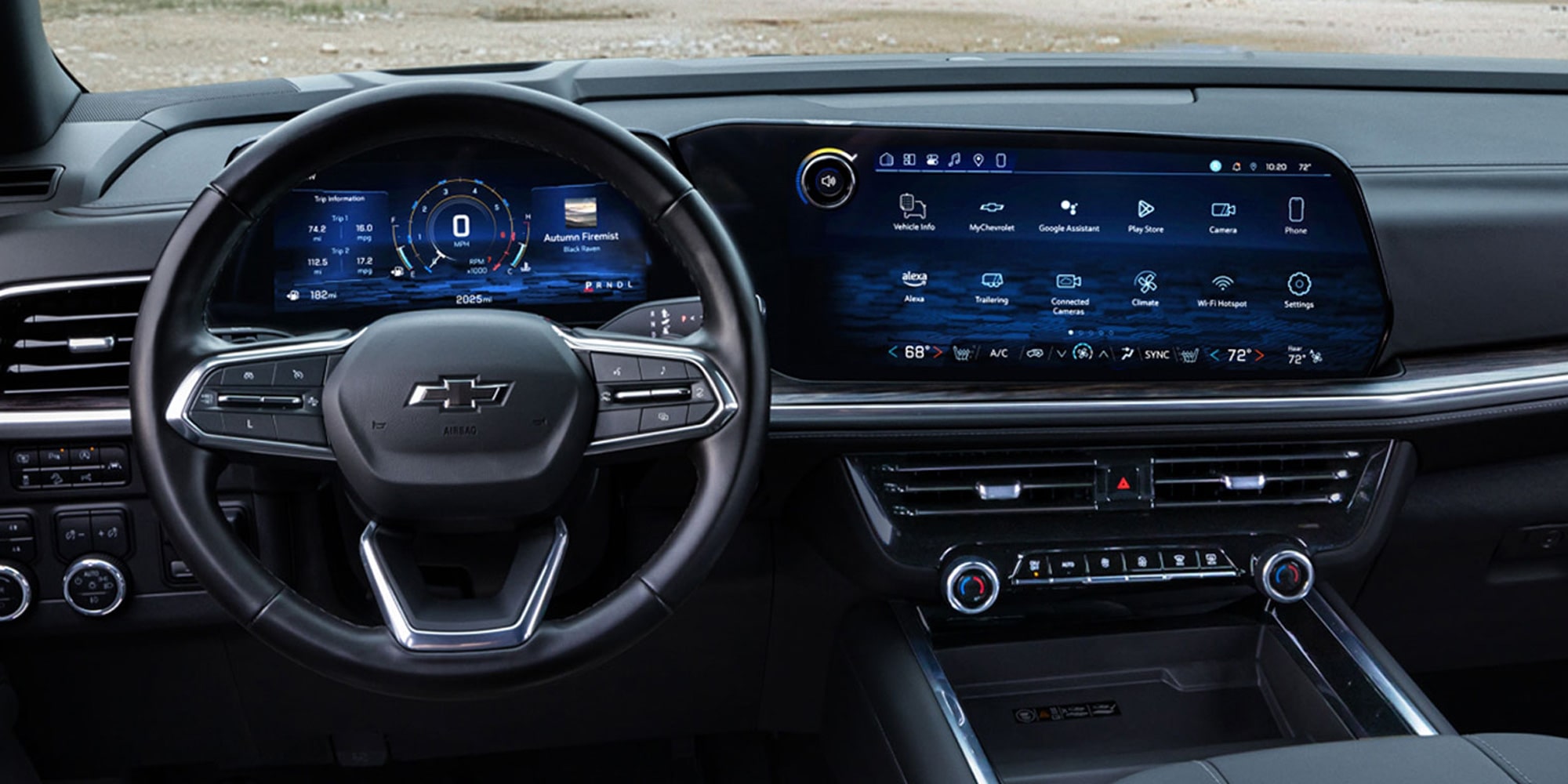 Vista en detalle del volante, la pantalla central y los controles de la Chevrolet Tahoe.