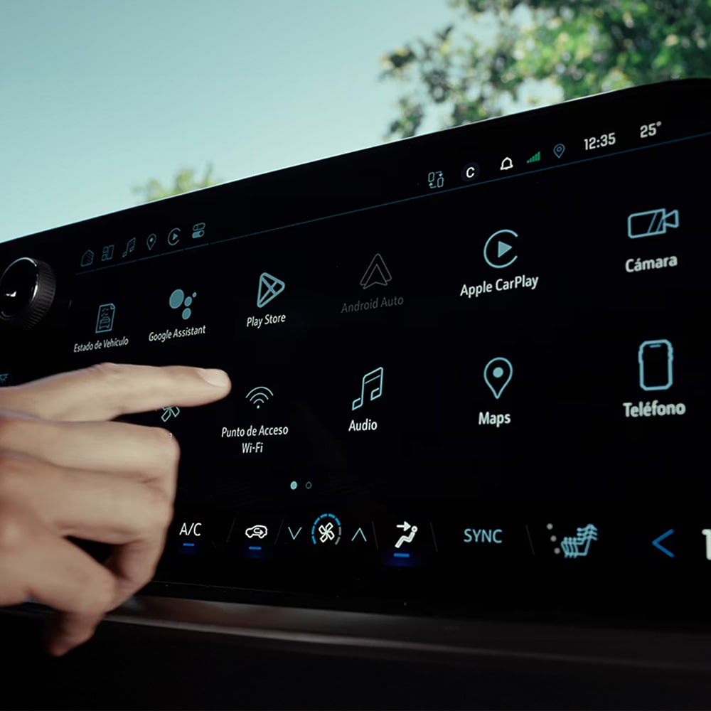 Imagen de una mano tocando la pantalla táctil de la Chevrolet Tahoe.