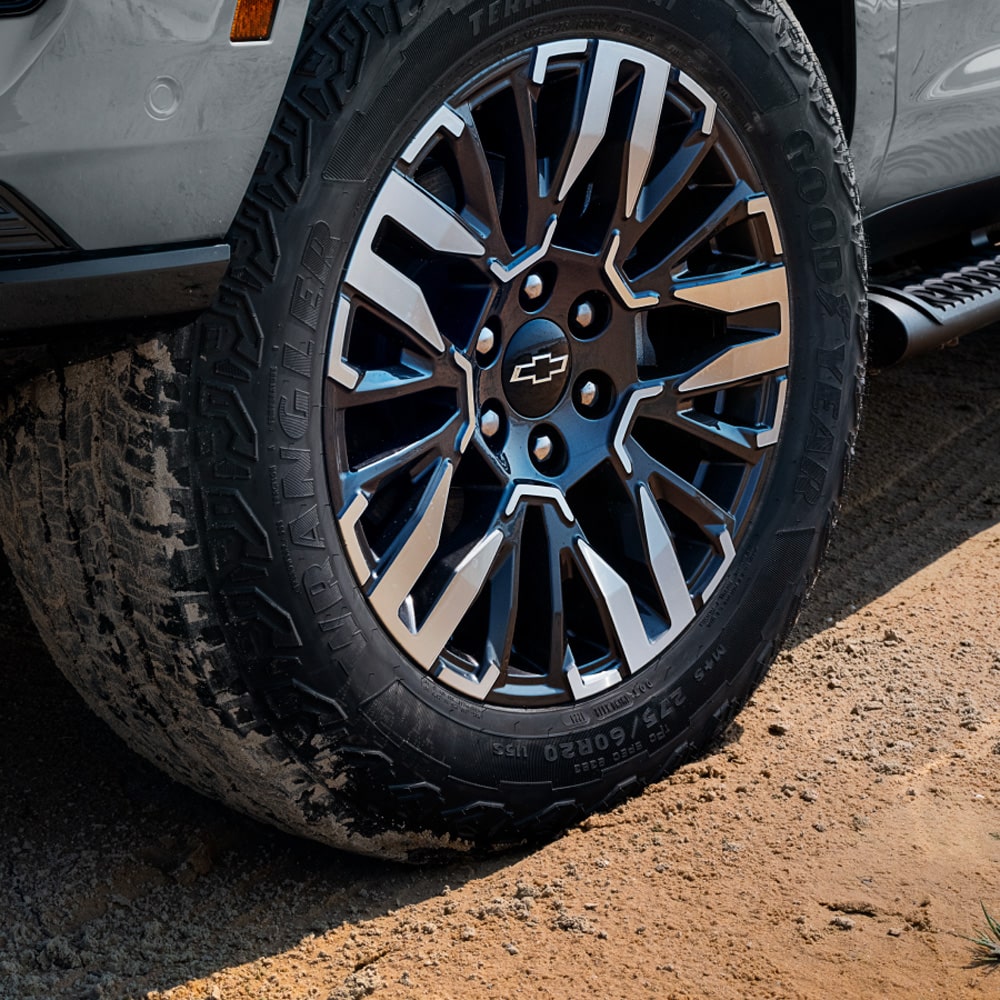 Imagen en detalle de la llanta delantera izquierda de la Chevrolet Tahoe.