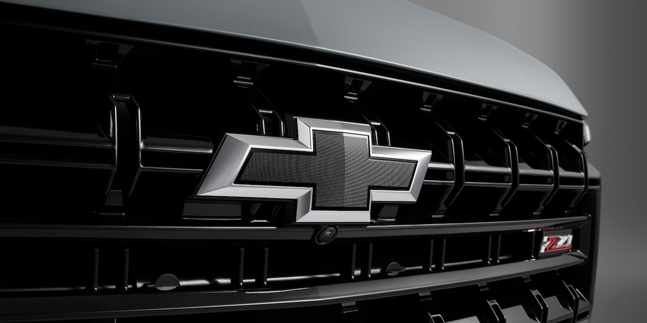 Primer plano de la insignia Chevrolet en la parrilla delantera de la Chevrolet Tahoe.
