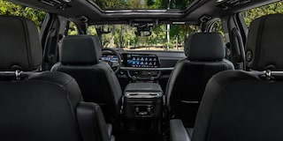 Vista en detalle del volante, la pantalla central y los controles de la Chevrolet Tahoe.