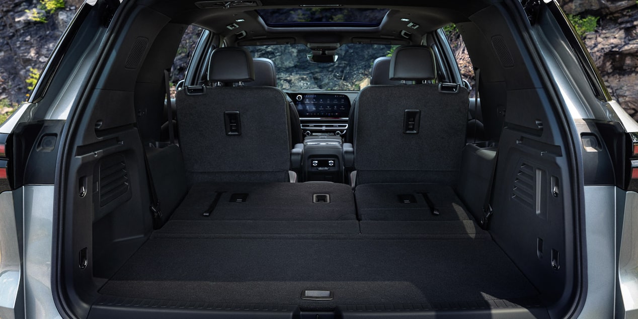 Vista interior del baúl y segunda fila de asientos de la Chevrolet Tahoe.