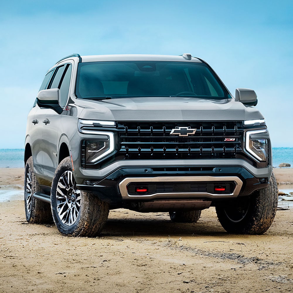 Chevrolet Tahoe estacionada en la playa.
