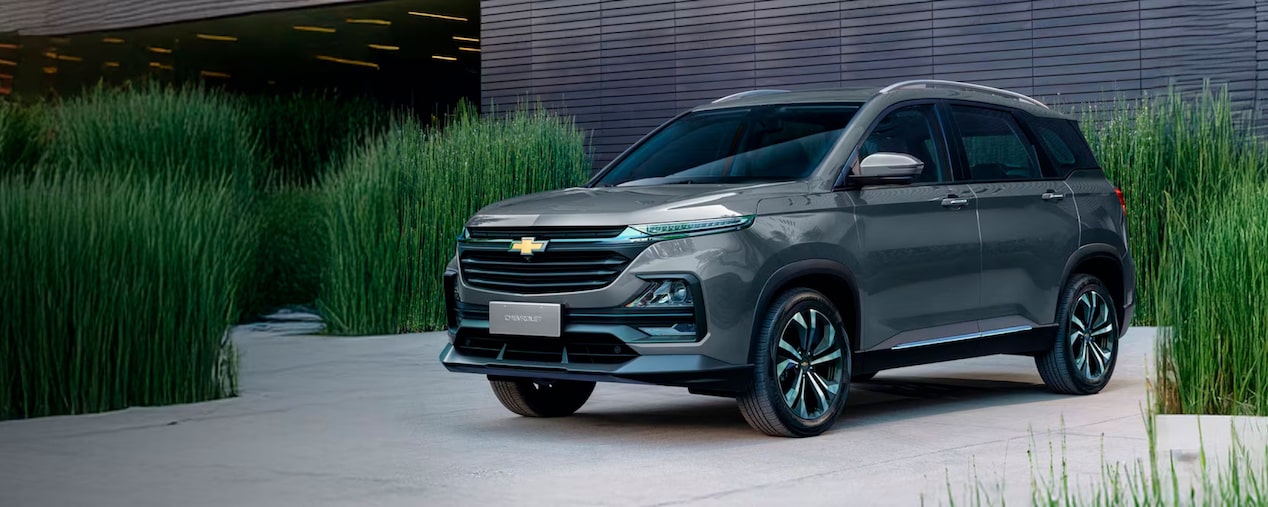 Chevrolet Captiva XL estacionada en el frente de un edificio.