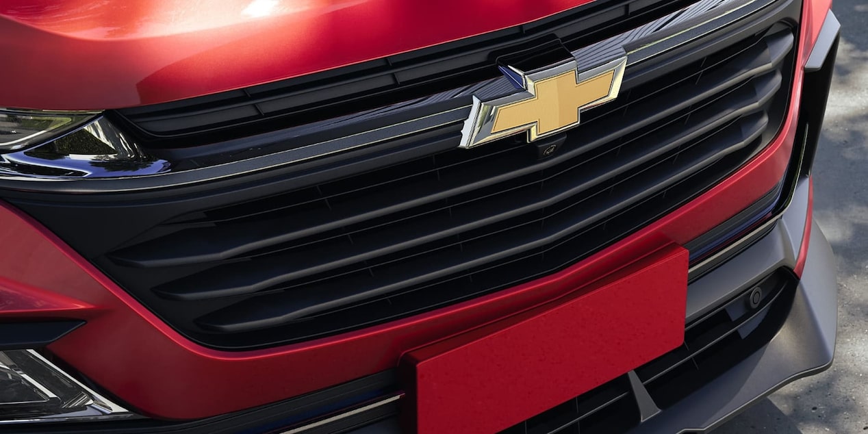 Vista en detalle de la parrilla delantera de la Captiva XL enfocando en el emblema Chevrolet.