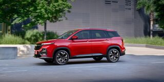 Vista lateral de la Chevrolet Captiva XL color Rojo en un estacionamiento.