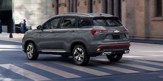 Chevrolet Captiva XL circulando por una calle.