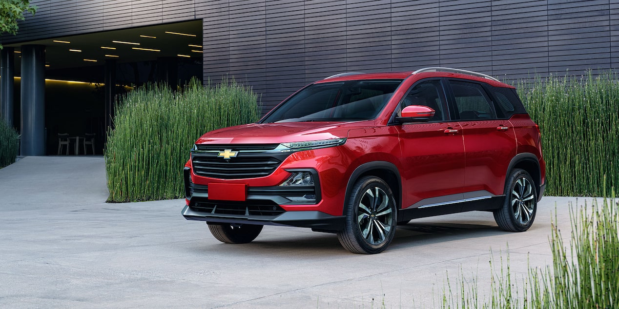 Vista de frente de la Chevrolet Captiva XL estacionada.