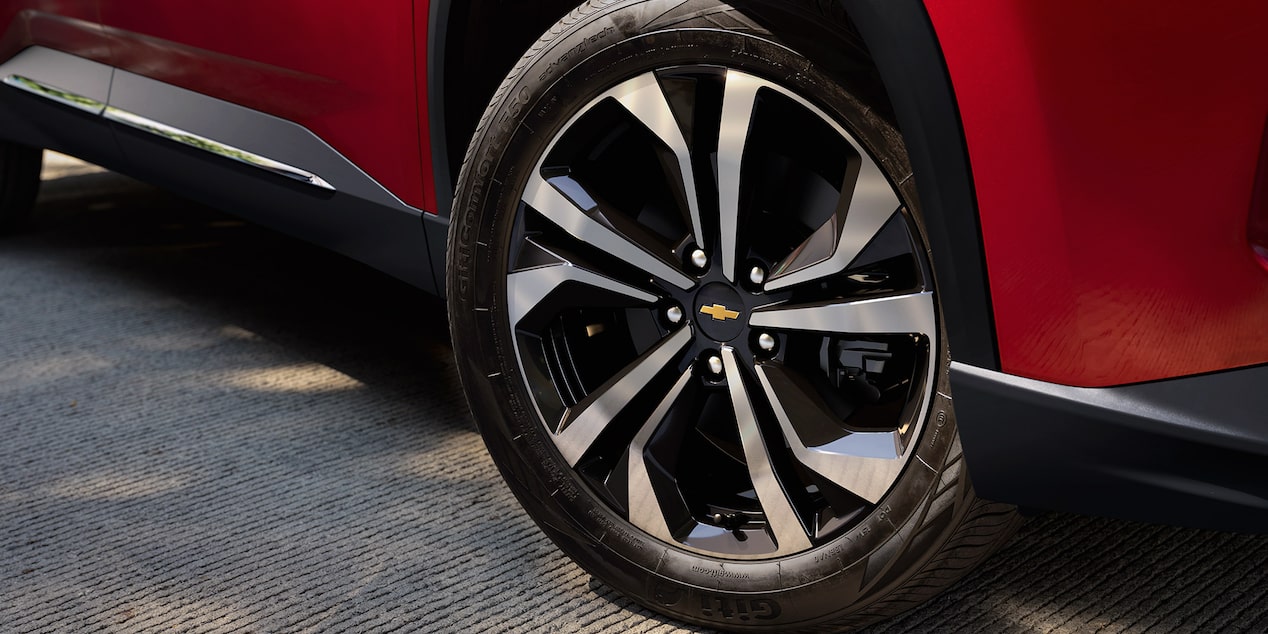 Vista cercana de las llantas de 18 pulgadas de aluminio de la Chevrolet Captiva XL.