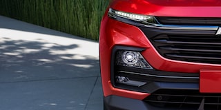 Vista cercana de las faros LED frontales de la Chevrolet Captiva XL.