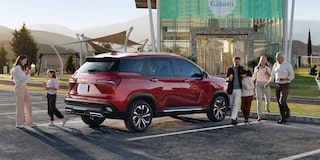 Chevrolet Captiva XL estacionada con una familia rodeándola.
