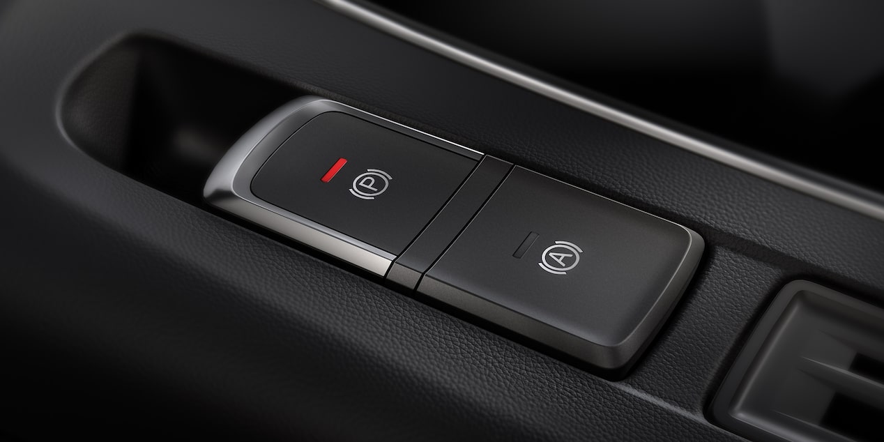 Vista cercana del botón de estacionamiento electrónico de la Chevrolet Captiva XL.