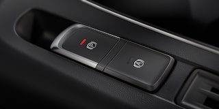 Vista cercana del botón de estacionamiento electrónico de la Chevrolet Captiva XL.