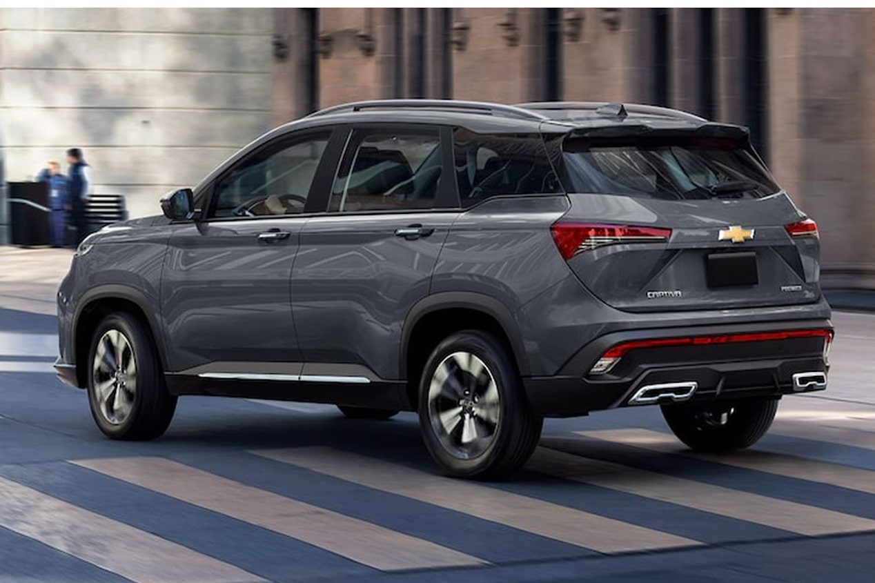 Chevrolet Captiva XL circulando por una calle.