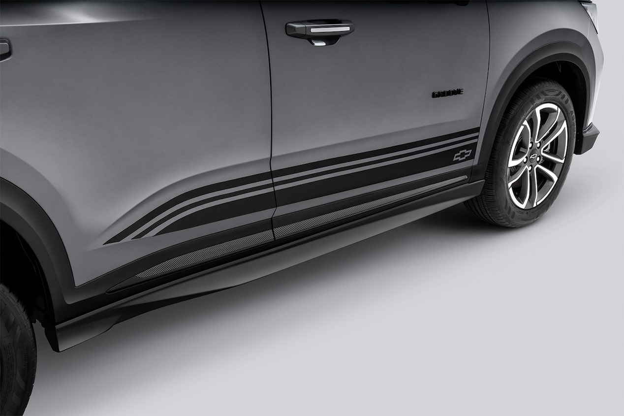 Vista cercana de los faldones laterales en negro mate para la Chevrolet Groove.