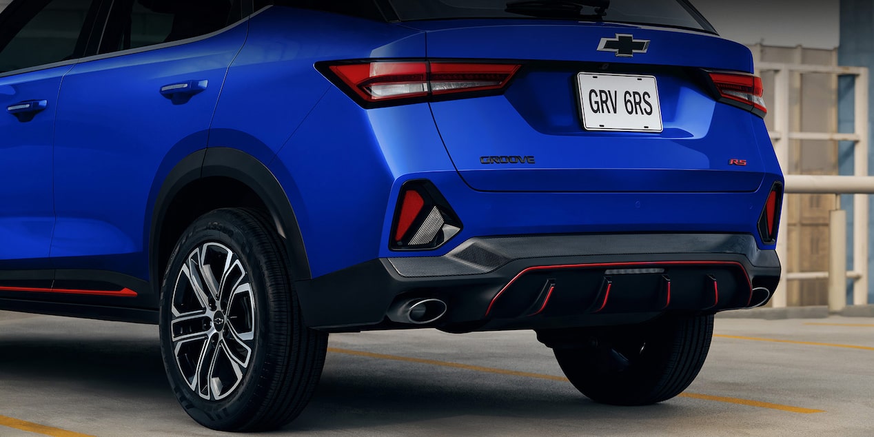 Parte trasera de la Chevrolet Groove RS, mostrando los faros LED, el diseño deportivo del parachoques con detalles en rojo, doble salida de escape y rines.