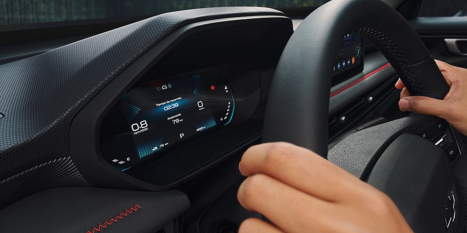 Vista en detalle del clúster digital de la Chevrolet Groove LTZ, destacando el ecuero negro con acentos en color rojo.