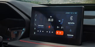 Pantalla táctil del sistema de infoentretenimiento de la Chevrolet Groove, con conectividad Apple CarPlay y Android Auto.
