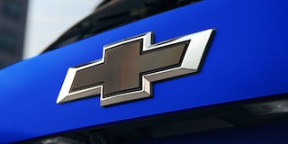 Primer plano al logo Chevrolet en la nueva Chevrolet Groove.