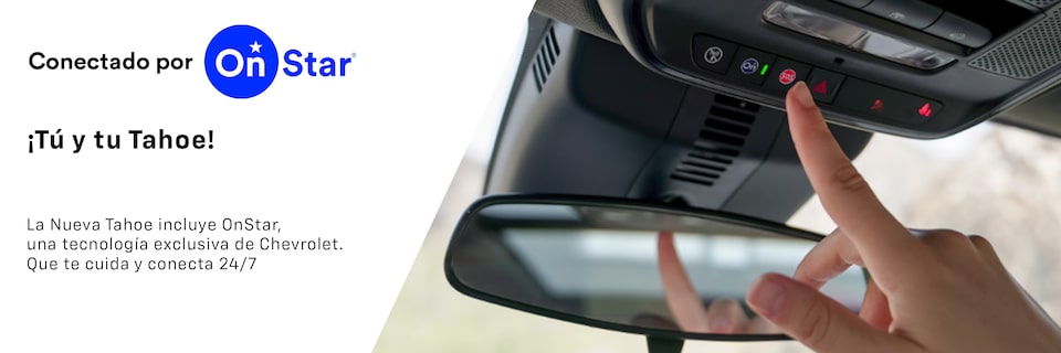 Persona activando el botón OnStar en la Chevrolet Tahoe, tecnología exclusiva que brinda seguridad 24/7