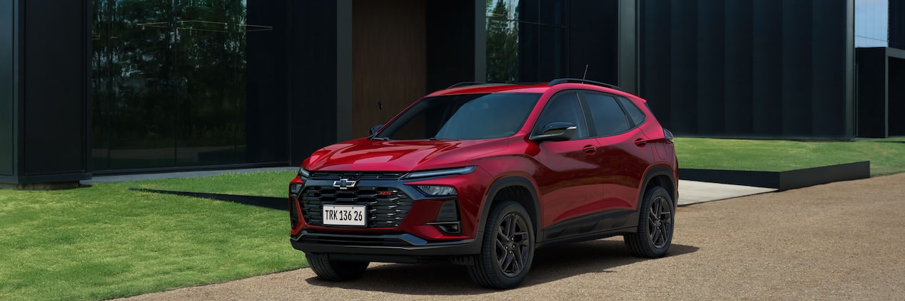 Chevrolet Tracker estacionada en área urbana.