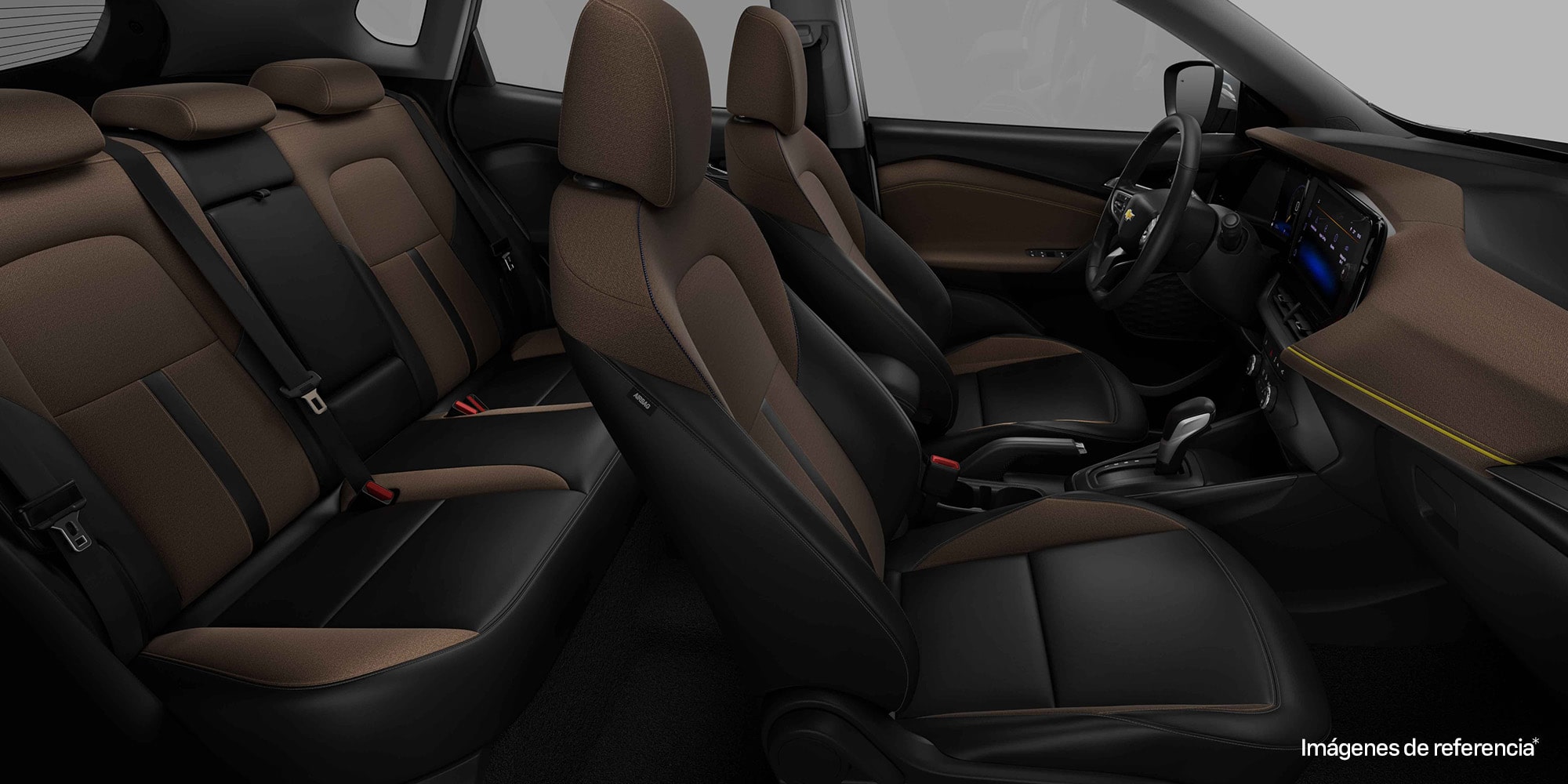 Vista completa del interior de la Chevrolet Tracker, mostrando asientos y tablero.