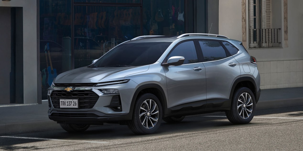 Vista frontal de Chevrolet Tracker estacionada en zona urbana.