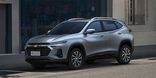 Chevrolet Silverado estacionada sobre un camino de ripio.