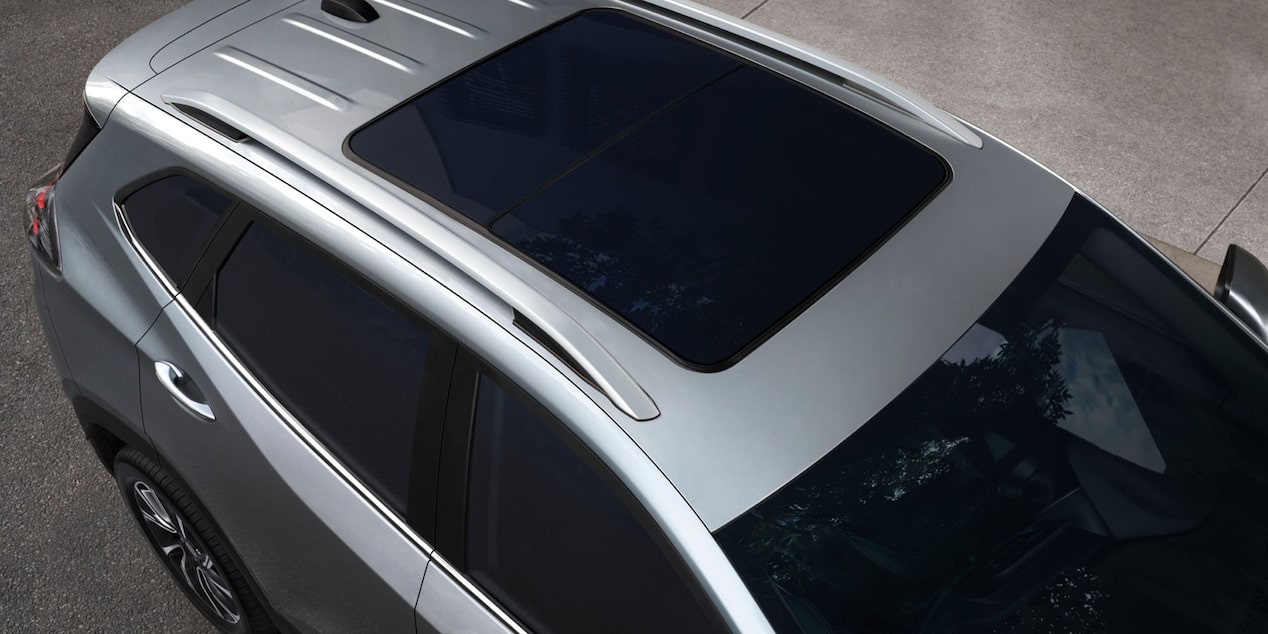 Vista superior de la Chevrolet Tracker mostrando el sunroof.
