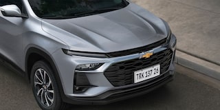 Vista en detalle y lateral del frente de la Chevrolet Silverado.