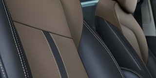 Imagen de una Chevrolet Silverado sobre un camino rural.