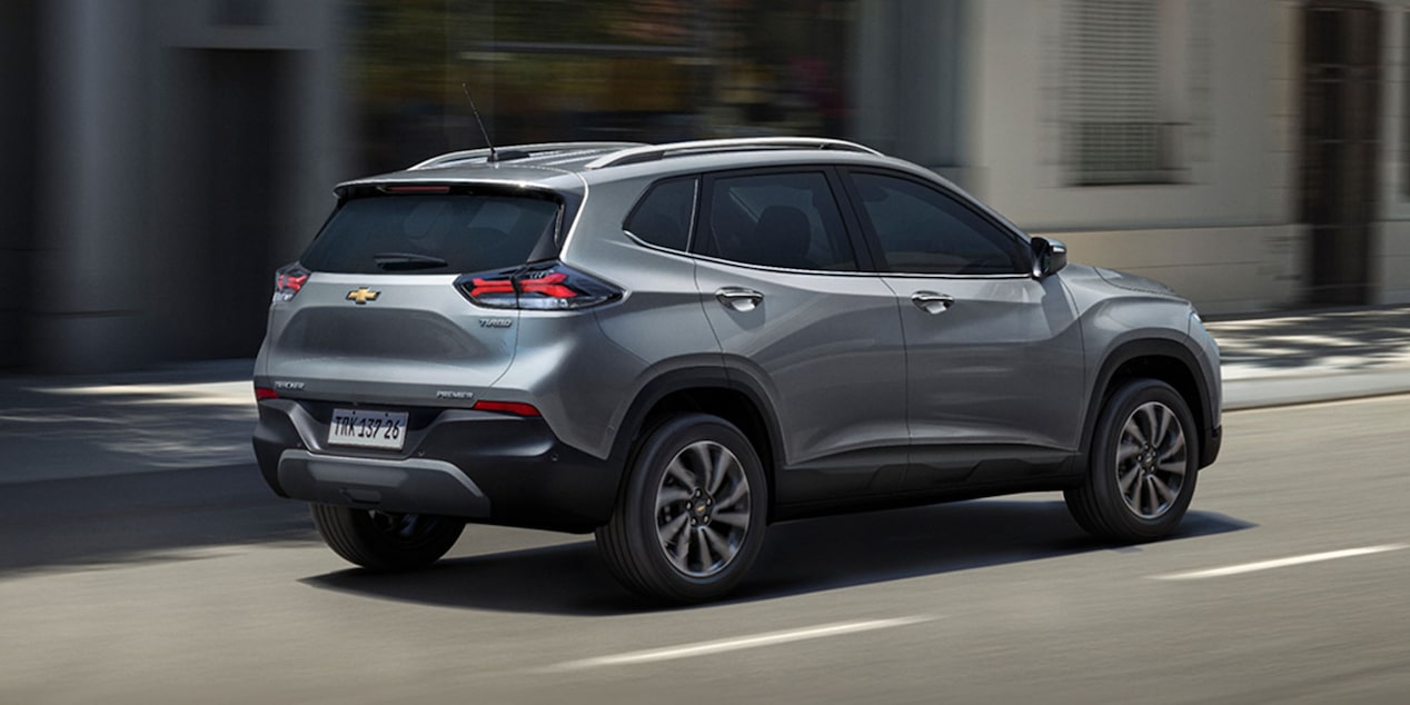 Chevrolet Tracker circulando por una zona urbana.