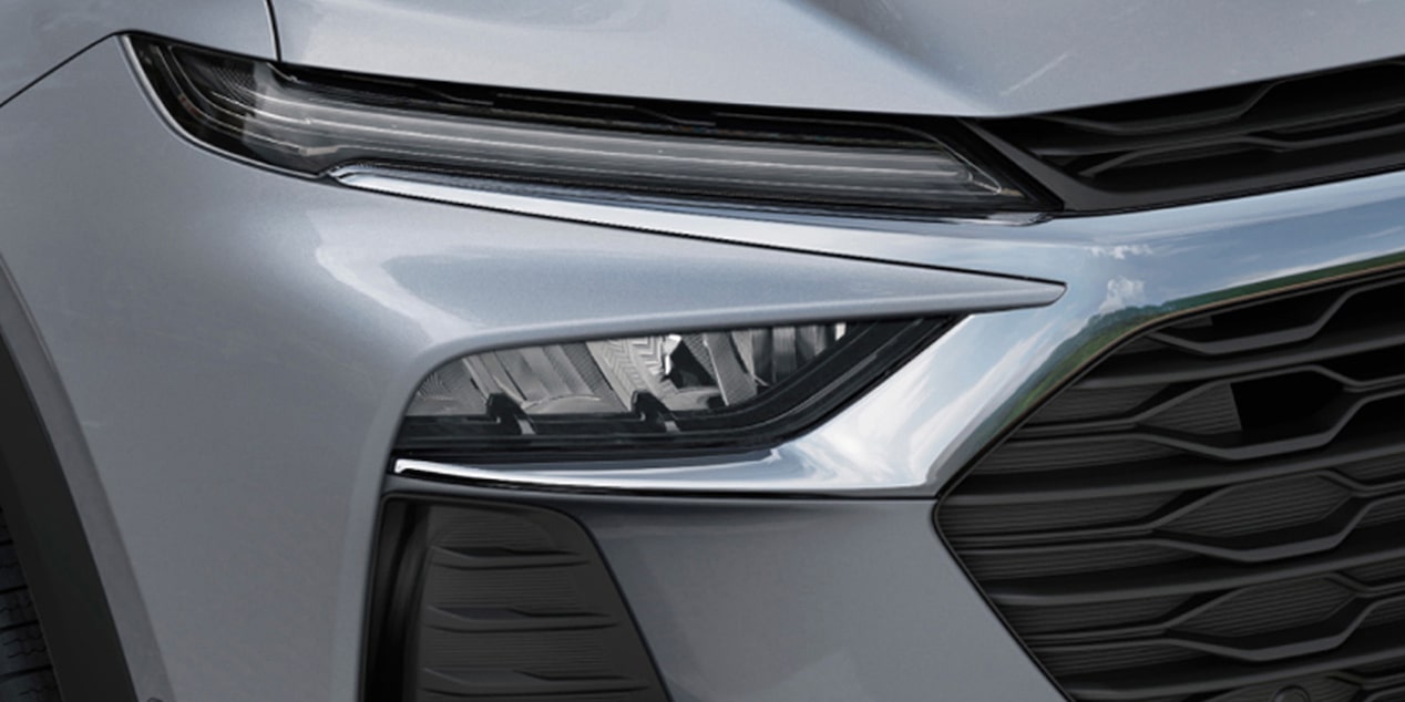 Plano cercano de los faros LED de la Chevrolet Tracker.