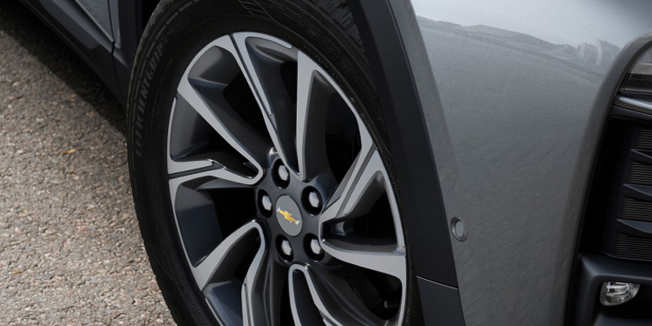 Plano cercano de las ruedas de aluminio de 17 pulgadas de la Chevrolet Tracker.
