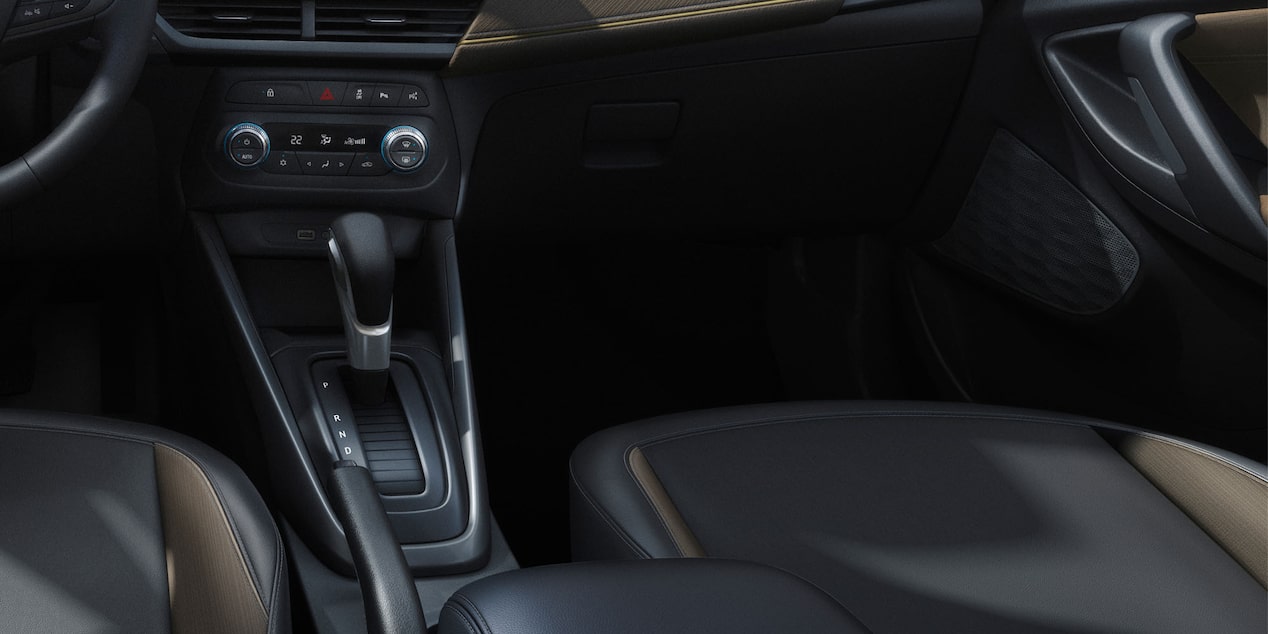 Plano cercano del interior de la Chevrolet Tracker mostrando la palanca de cambios.