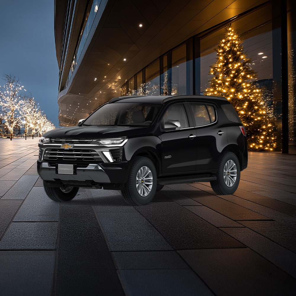 Chevrolet Trailblazer estacionada en frente de un edificio en una zona urbana.