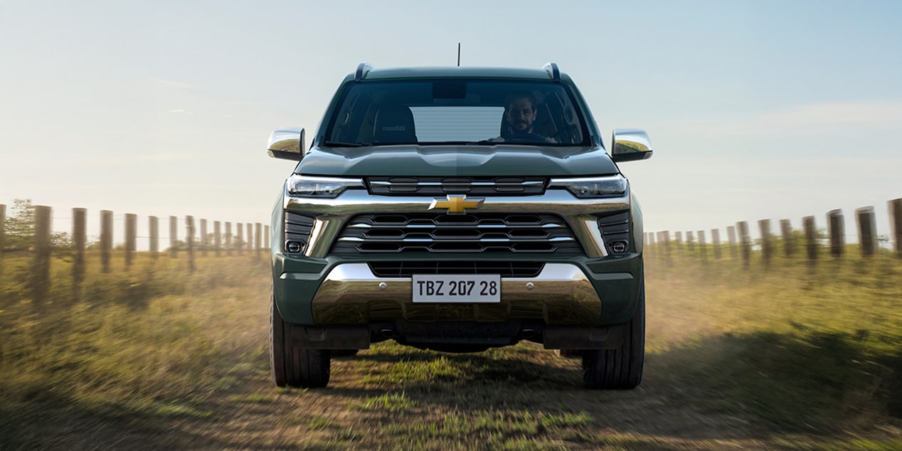 Vista frontal de la Chevrolet Trailblazer circulando por un camino de tierra.