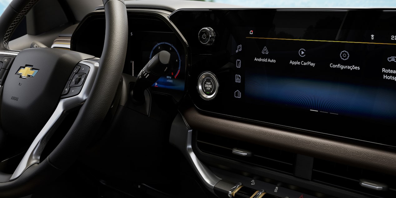Vista cercana de la pantalla de 11 pulgadas y el volante de la Chevrolet Trailblazer.