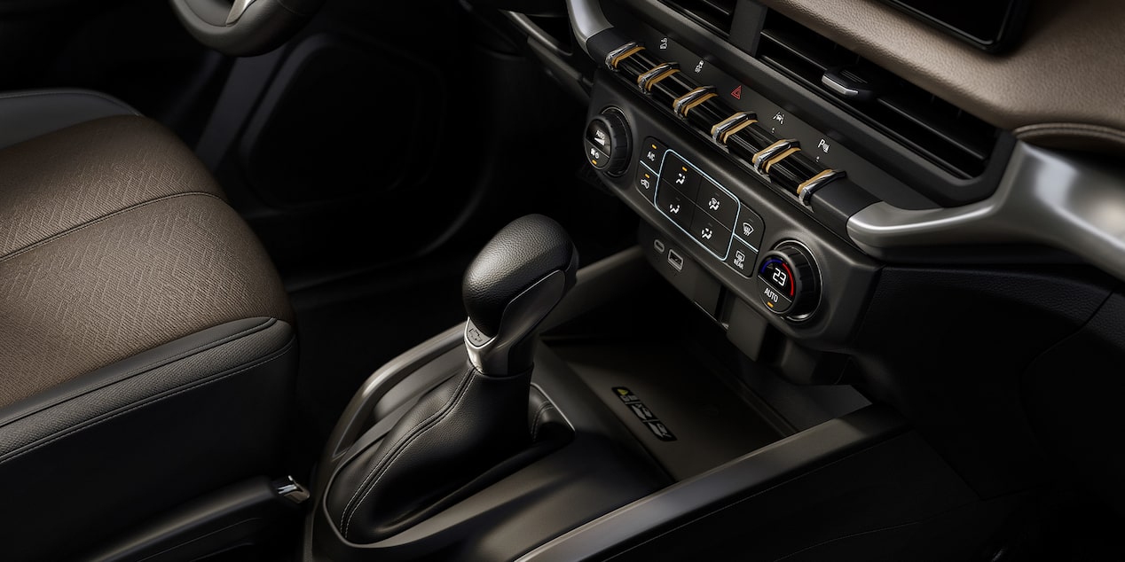 Vista cercana haciendo foco en la palanca de cambios y el control del climatizador de la Chevrolet Trailblazer.