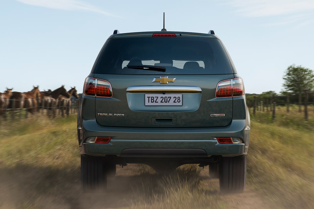 Vista trasera de la Chevrolet Trailblazer circulando por un camino de tierra.