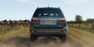 Vista trasera de la Chevrolet Trailblazer circulando por un camino de tierra.