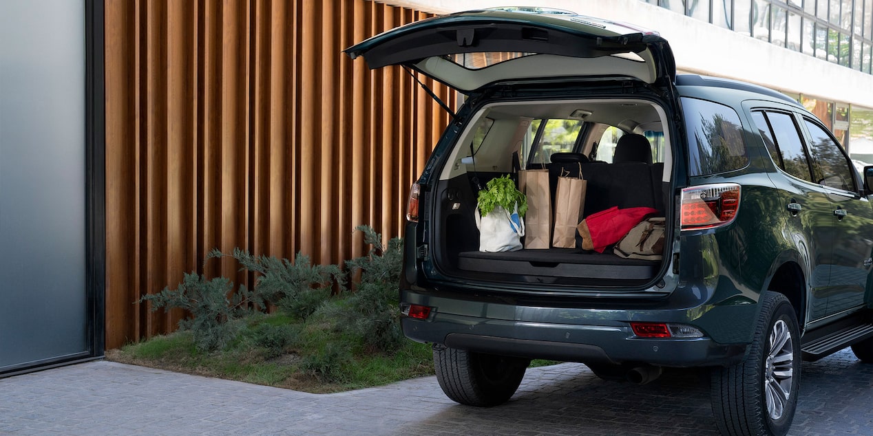 Chevrolet Trailblazer estacionada con el maletero abierto con maletas adentro.