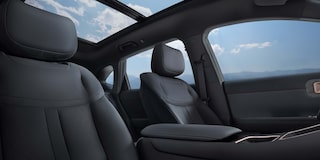 Vista completa del interior de una Chevrolet Captiva PHEV enfocándose en los asientos delanteros y el sunroof